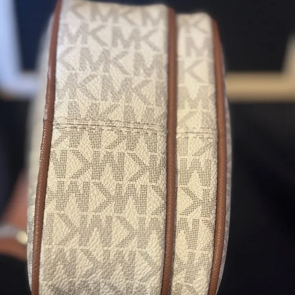 Michael Kors Jet Set Travel Medium Logo Crossbody NWOT - Picture 4 of 14